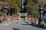 志波彦神社・鹽竈神社 表参道側の大鳥居と立派で重厚感のある灯籠の様子