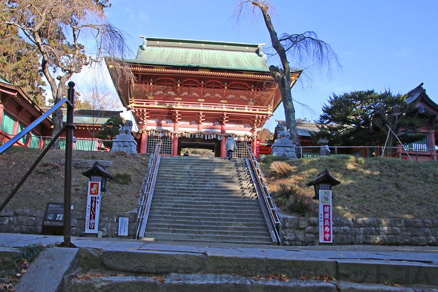志波彦神社・鹽竈神社 石段を登りきったところにある随身門の様子