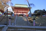 志波彦神社・鹽竈神社 石段を登りきったところにある随身門の様子