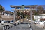志波彦神社・鹽竈神社 東参道側の石鳥居と石畳の参道の様子