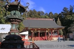 志波彦神社・鹽竈神社 鹽竈神社の拝殿（左右宮）と、手前の文化灯籠の様子