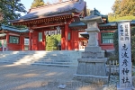 志波彦神社・鹽竈神社 志波彦神社の神門と社号標の様子