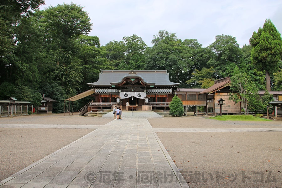 須賀神社 神門をくぐって正面に拝殿の様子