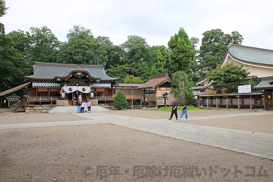 須賀神社 拝殿と須賀神社会館の配置の様子