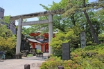 千葉神社 境内入口の鳥居と社号標の様子