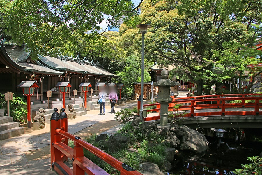千葉神社 境内の妙見池とその奥の末社の様子