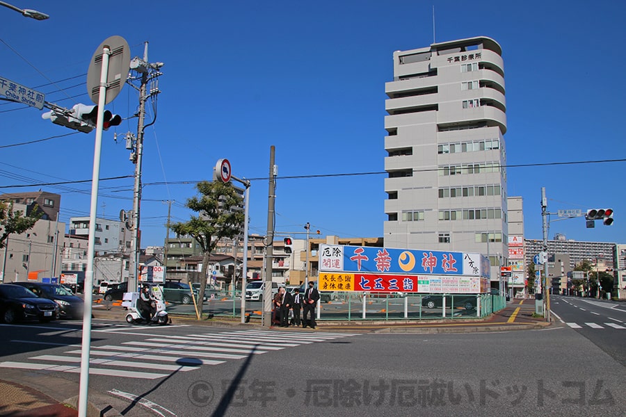 千葉神社 境内外道路向かい側にある有料駐車場の様子