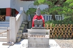 日枝神社 本殿前の神猿像（オス）の様子