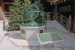寒川神社 「方位盤と渾天儀」の像の様子