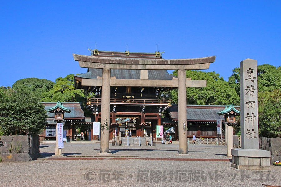 真清田神社 境内入口の大鳥居と社号標の様子