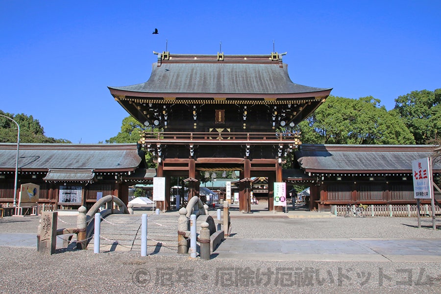 真清田神社 楼門と手前の反橋の様子