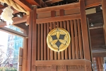 真清田神社 楼門の扉に掲げられた九枚笹の神紋彫刻の様子