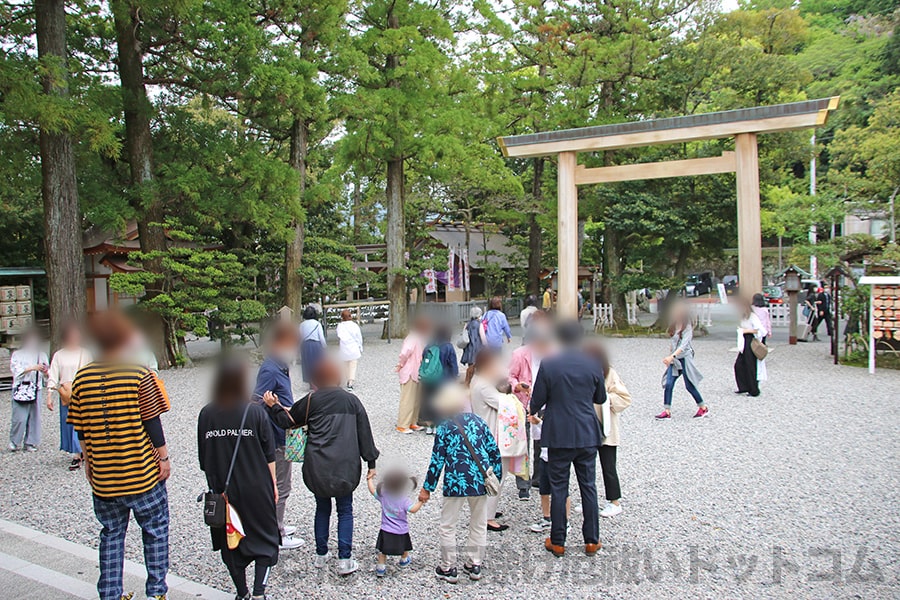猿田彦神社 参拝者で賑わう境内の様子