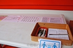 伏見稲荷大社 記入机上の申込用紙と記入例の様子
