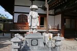 成田山大阪別院明王院 大師堂前の弘法大師立像の様子