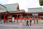 成田山大阪別院明王院 本堂右手の授札堂と「おまもり」の案内板の様子