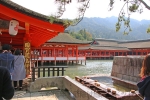 厳島神社 社殿入口と手水舎の様子