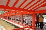 厳島神社 回廊に設置のおみくじ掛けの様子