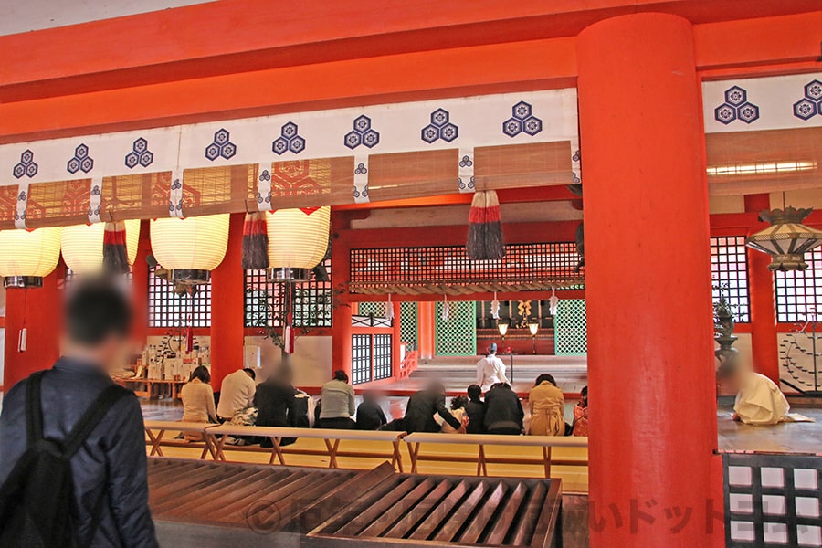 厳島神社 拝殿・幣殿内で御祈祷が執り行われている様子