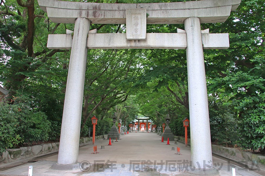 住吉神社 入口の鳥居（一の鳥居）と参道の様子