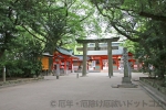 住吉神社 境内 神門前の鳥居と手水舎の様子