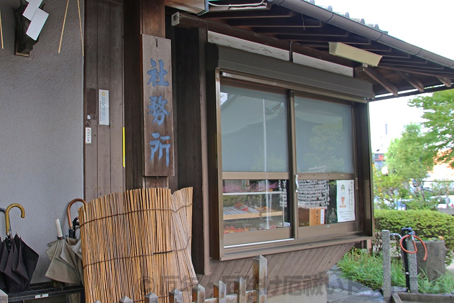 豊玉氷川神社 社務所の授与所窓口の様子