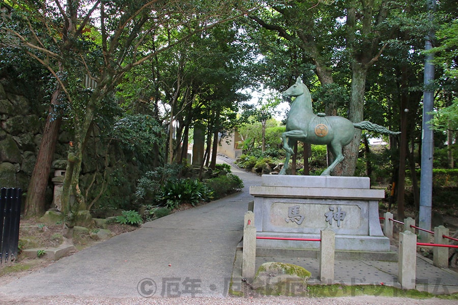 六所神社 神馬像とその横の脇道の様子