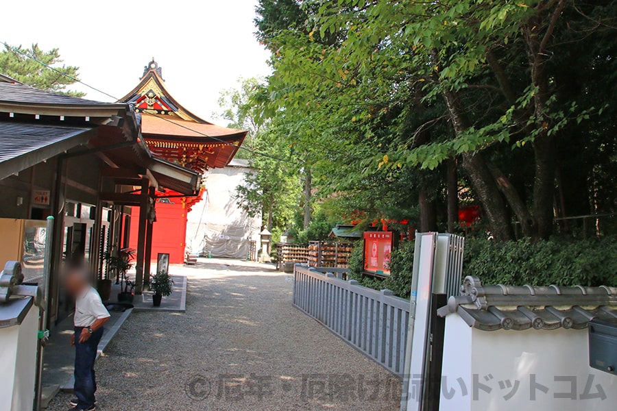 六所神社 拝殿・本殿、社務所などがある場所への別入口からの様子