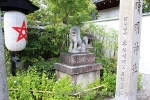晴明神社 狛犬と五芒星の提灯、晴明神社の社号標の様子