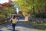 三峯神社 参道途中の大島屋の様子（その1）