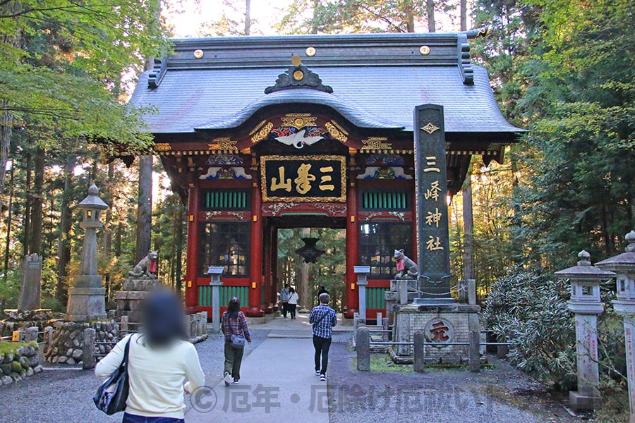 三峯神社 立ち並ぶ石灯籠と随神門の様子（その2）