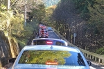 三峯神社 三峯神社までの林道三峰線大渋滞で連なる車の様子