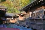 三峯神社 社務所から拝殿につながる廻廊の様子