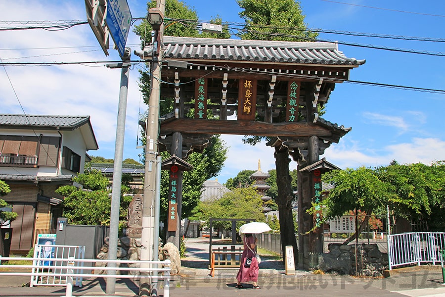 拝島大師本覚院 南大門の様子