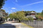 拝島大師本覚院 南大門から文殊楼に続く参道の様子