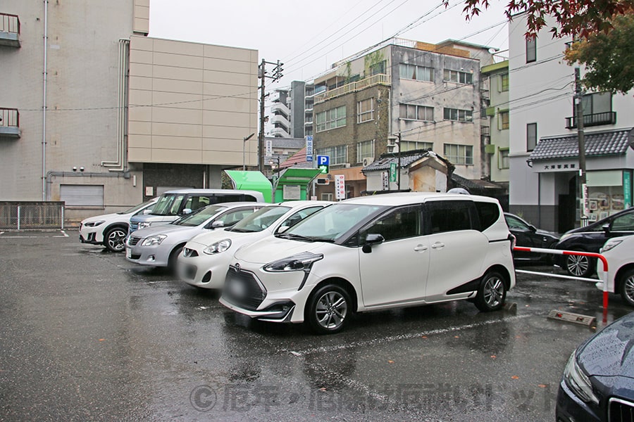 四柱神社 駐車場内の様子