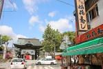 豊川稲荷 妙厳寺 境内手前の店舗と「稲荷寿し」の看板の様子