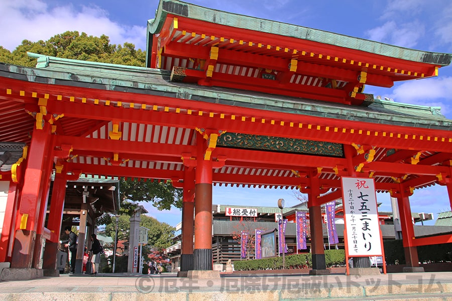成田山大阪別院明王院 山門の様子