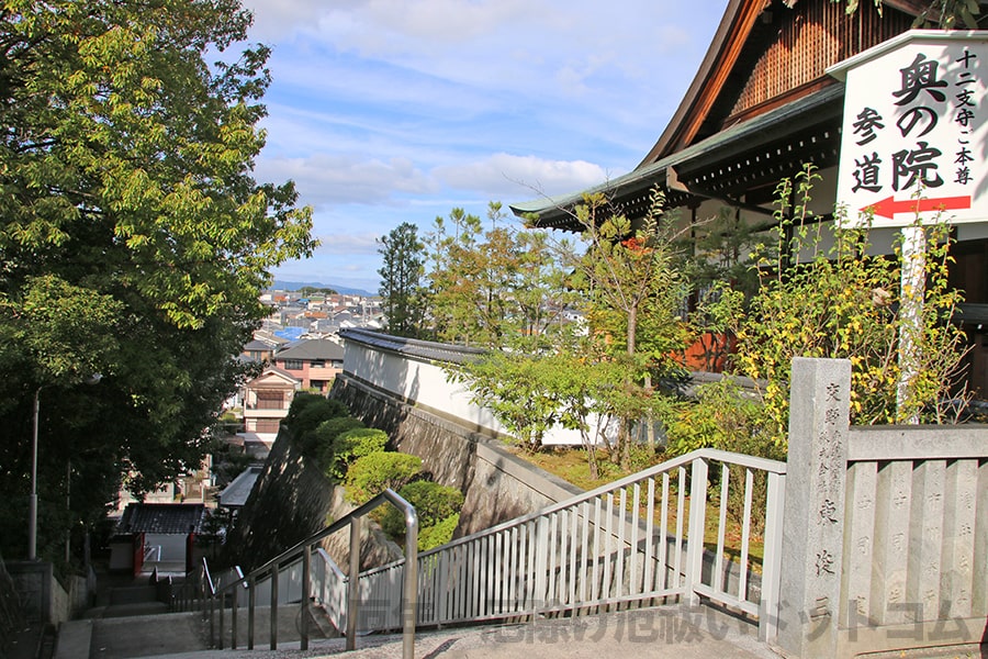 成田山大阪別院明王院 奥の院への参道の様子