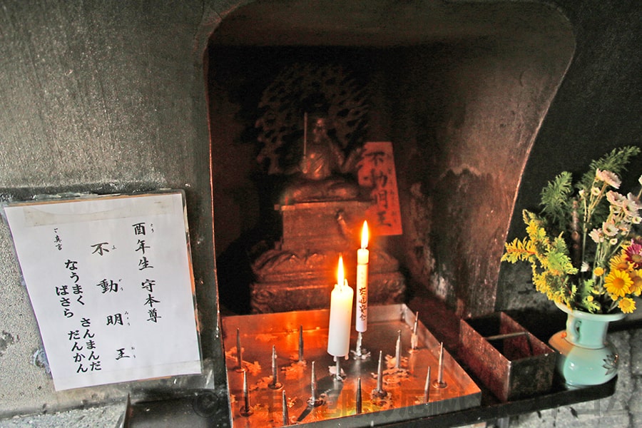 成田山大阪別院明王院 奥の院内の不動明王像の様子