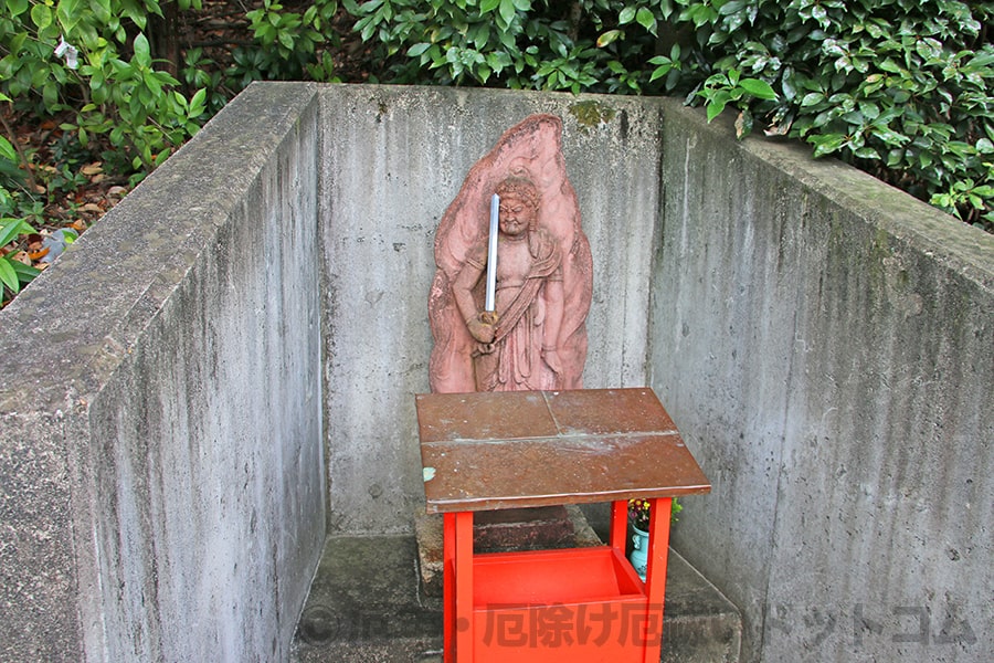 成田山大阪別院明王院 奥の院参道に設置の不動明王像の様子