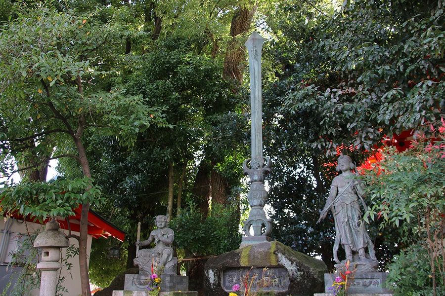 成田山大阪別院明王院 不動明王が右手にもつ宝剣の像と左右の両童子（矜羯羅童子・制多迦童子）の様子