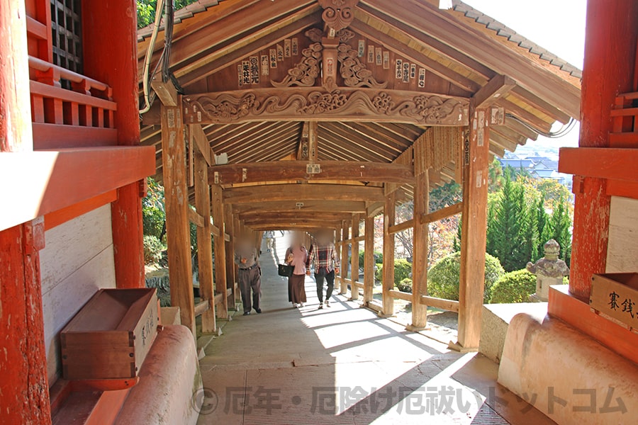 吉備津神社 南随神門と廻廊入口の様子