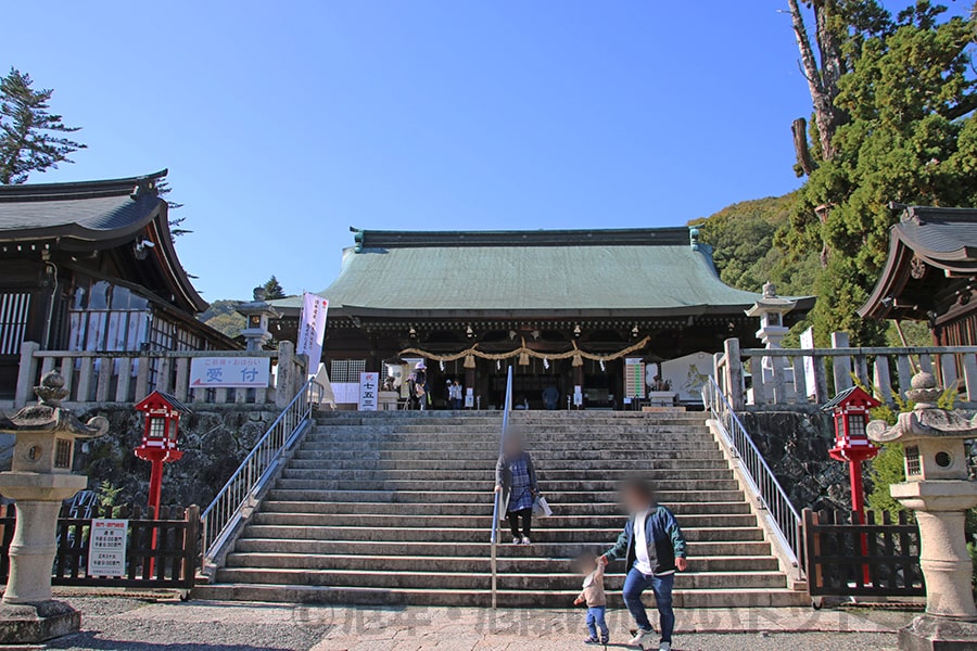 吉備津彦神社 本殿・拝殿前の階段の様子