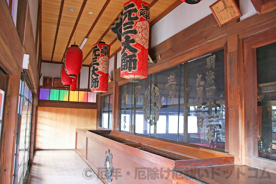 青柳大師龍蔵寺 本堂内の賽銭所と元三大師提灯様子