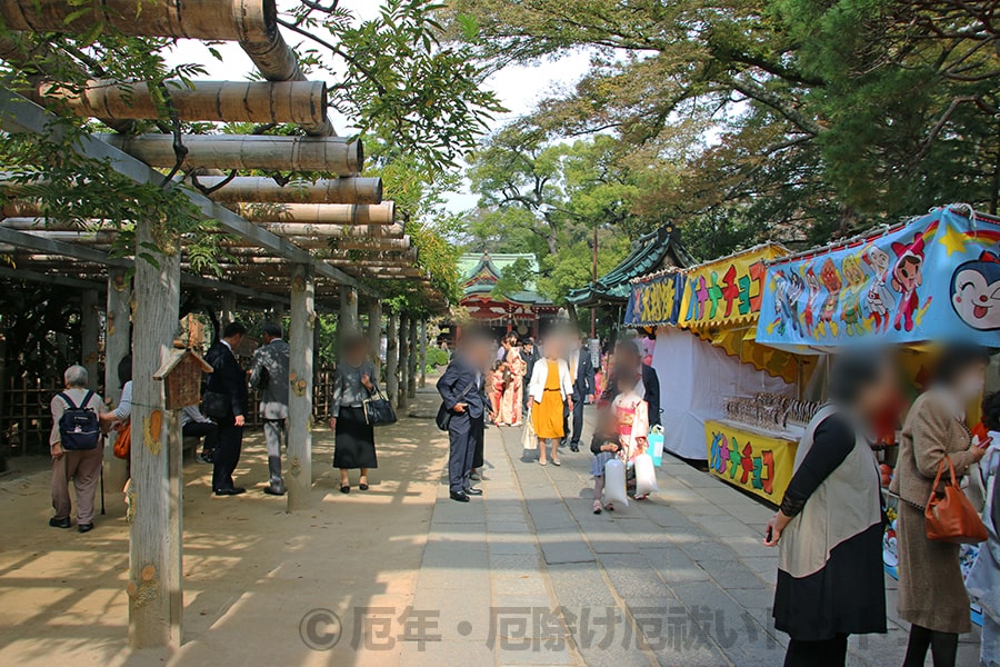 久伊豆神社 境内参道と賑わいの様子