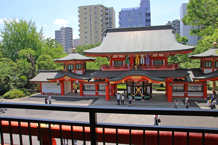 千葉神社 本殿2階から見た境内と向かいの分霊社・尊星殿の様子