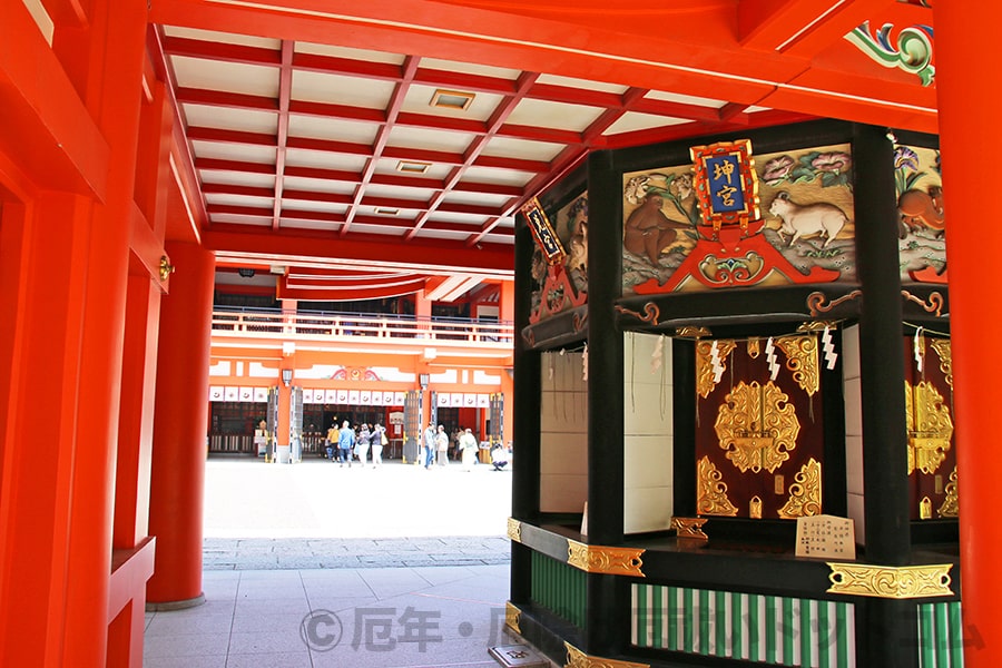 千葉神社 分霊社・尊星殿 中央の福徳殿、八角形の各星宮守護のお社の様子