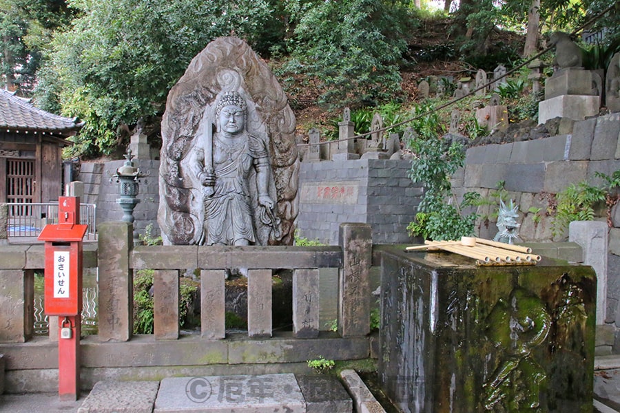 目黒不動尊 瀧泉寺 水かけ不動の様子