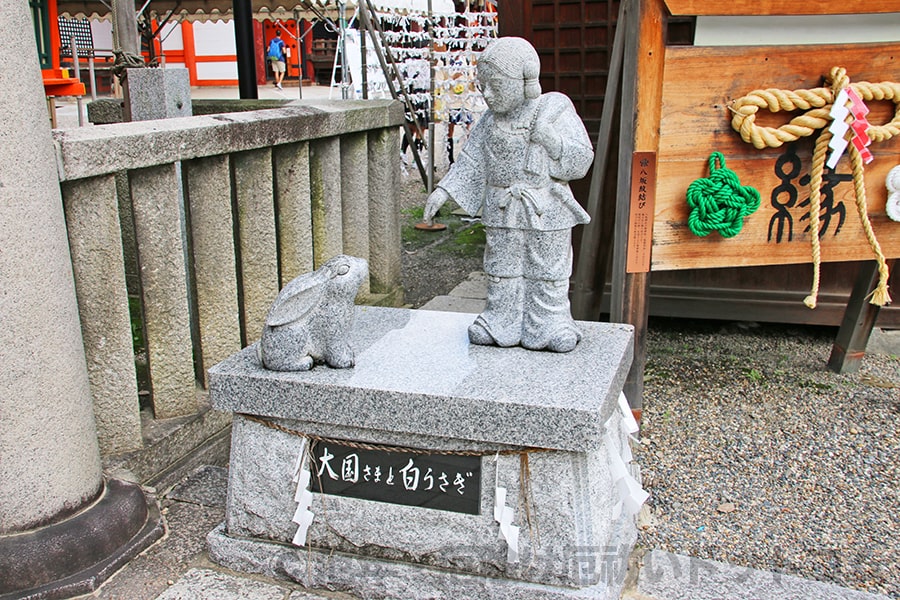 八坂神社 大國主社前の大国主神の因幡の白兎の像の様子
